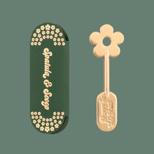 Load image into Gallery viewer, Poppy &amp; Pout - Lip Care Spatula, Gold Daisy
