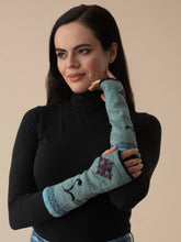 Load image into Gallery viewer, WUAMAN - Alpaca - Eva Alpaca Wrist Warmers | Embroidery | Reversible | Fall: Lilac
