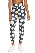 Load image into Gallery viewer, YEAR OF OURS Women's Daisy Veronica Leggings, Yellow, L
